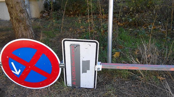 Kr&auml;ftige Windb&ouml;en warfen dieses Verkehrsschild in ein Geb&uuml;sch. (Foto: Anton Adlerauge)