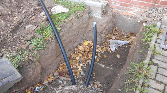 Kabel ragen aus einem Loch. (Foto: Anton Adlerauge)