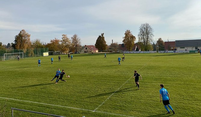Leimbach (blaue Trikots) konnte Udersleben nach 0:3-R&uuml;ckstand noch mit 5:3 besiegen (Foto: Ch. Greiner)