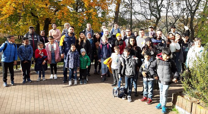 Gruppenbild mehrerer Familien auf dem Hexentanzplatz (Foto: D.Lang)