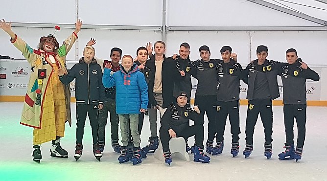 Sport- und Spielspaß auf der Parkdeck-Eisbahn ist garantiert (Foto: Manthey Events) Sport- und Spielspaß auf der Parkdeck-Eisbahn ist garantiert (Foto: Manthey Events)