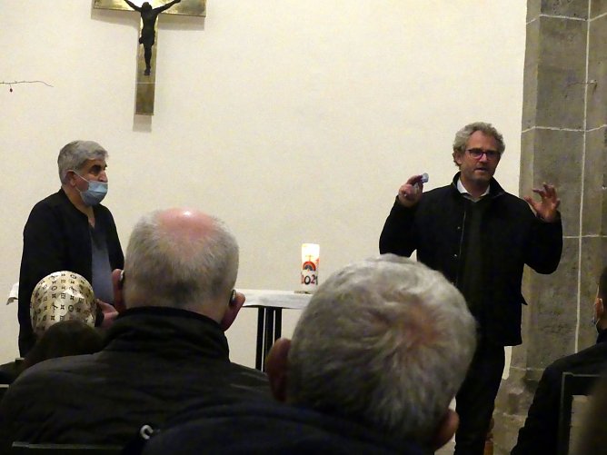 Pfarrer Klemens M&uuml;ller und als &Uuml;bersetzer  Nader Mahboubchah, der fr&uuml;here Vorsitzende des Nordh&auml;user Integrationsbeirates (Foto: Evangelischer Kirchenkreis S&uuml;dharz)