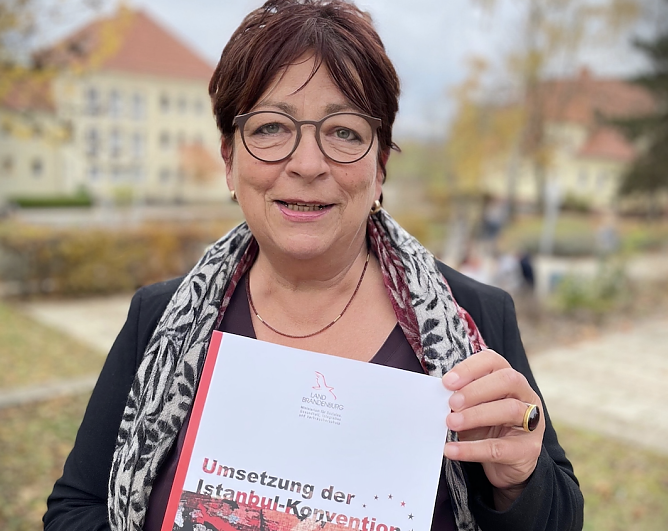  Bildunterschrift: Prof. Dr. Petra J. Brzank wird am 10. November offiziell ihr Gutachten zur Umsetzung der Istanbul Konvention vorstellen. (Foto: Tina Bergknapp)