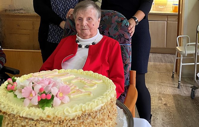 Die Jubilarin mit einer geb&uuml;hrenden Torte (Foto: D.Kais)