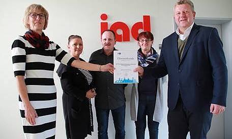 Christian B&ouml;duel von der IHK Erfurt &uuml;berreicht dem IAD-Team die Urkunde zum Jubil&auml;um (Foto: IAD GmbH)