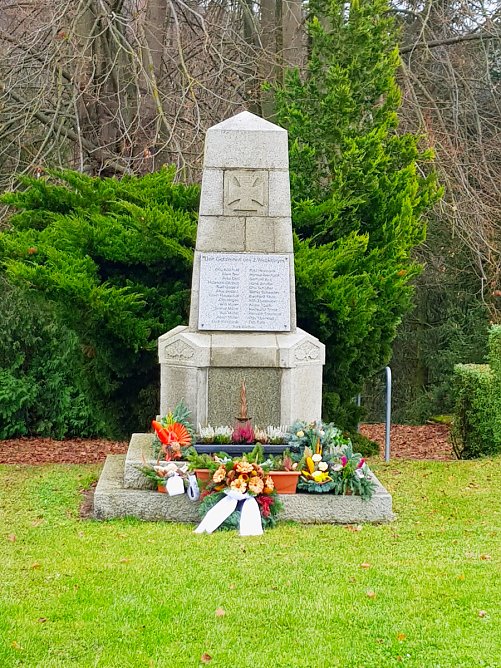 Kiregerdenkmal in Steigerthal mit frischen Gestecken (Foto: C.Wilhelm)