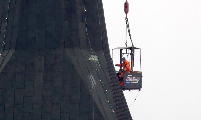 Die Lichterkette am Petersturm wird angebracht (Foto: P.Blei)