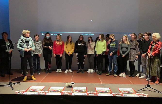F&uuml;r ihre Idee zu den "Frechdachsen" am Karstwanderweg wurden die Sch&uuml;lerinnen und Sch&uuml;ler der Lessing-Schule jetzt ausgezeichnet (Foto: Pressestelle Landratsamt Nordhausen)