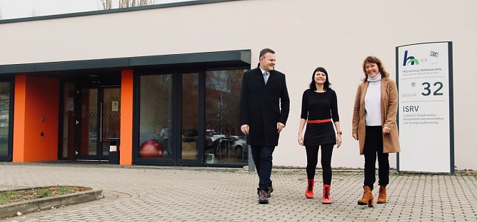 v.l.: Hochschulpr&auml;sident J&ouml;rg Wagner, Sozialarbeiterin Nina Gabriel und Professorin Cordula Borbe (Foto: agl)