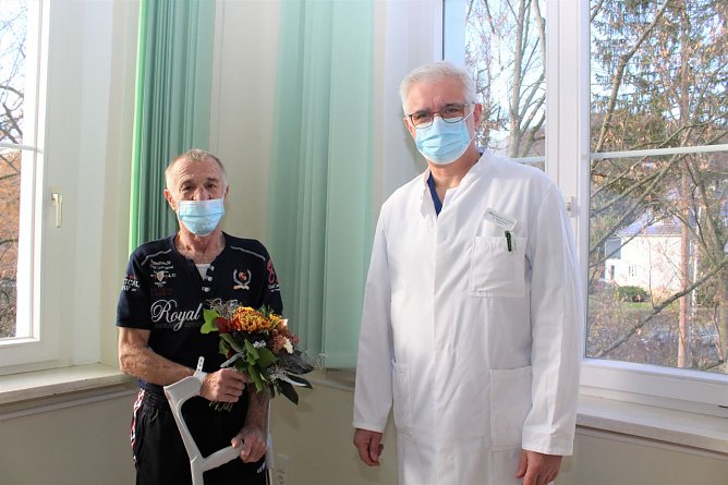 Uwe Lachmann (li). erhielt w&auml;hrend seines Aufenthaltes nicht nur ein neuen H&uuml;ftgelenk von Chefarzt Dr. med. Steffen Kohler (re.), sondern beim Verlassen der Helios Klinik Bleicherode auch einen Blumenstrau&szlig;. (Foto: Janine Skara)
