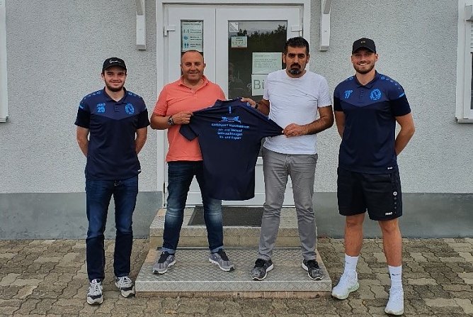 Symbolisch &uuml;berreichten Hamdija & Mehdija Catovic die Polo�s an Luca Knopf und Fabian Peter.  (Foto: F.Peter)