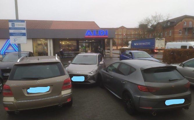 Fahrzeigceash auf dem Parkplatz (Foto: PI NDH) Fahrzeigceash auf dem Parkplatz (Foto: PI NDH)