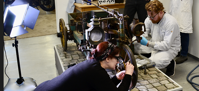 Untersuchung am historischen Gef&auml;hrt (Foto: Ostklassikerklub Wolkramshausen)