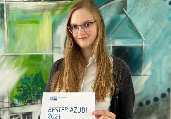 Rebecca Gerlach wurde am 08. November bei der Bestenehrung 2021 von der IHK Erfurt f&uuml;r ihre sehr guten Leistungen zur Abschlusspr&uuml;fung mit einem Pokal geehrt. Sie z&auml;hlt zu den 81 besten Absolventen im Kammerbezirk Erfurt und zu den besten drei Azubis im Ausbildungsberuf Immobilienkaufmann/ -frau. (Foto: WBG)