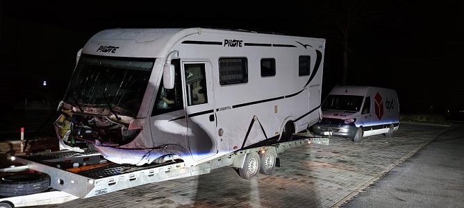 Abenteuerliches Gespann auf der A4 (Foto: Autobahnpolizei) Abenteuerliches Gespann auf der A4 (Foto: Autobahnpolizei)