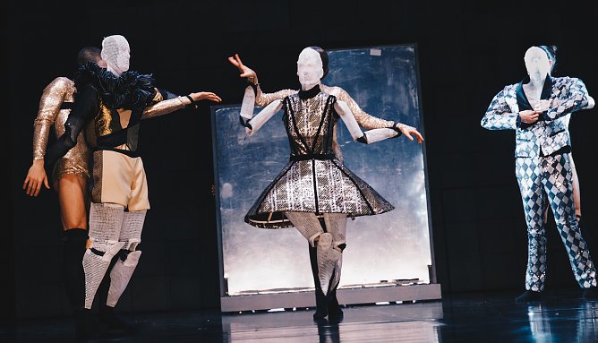 Szene aus "Petruschka" (Foto: TN LOS) Szene aus "Petruschka" (Foto: TN LOS)