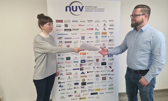 Claudia Rheinl&auml;nder begr&uuml;&szlig;t bei einem Aufnahmegespr&auml;ch Ren&eacute; Schl&uuml;ter im Nordth&uuml;ringer Unternehmerverband (Foto: NUV)