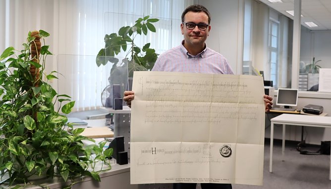 Michael Sch&uuml;tze mit der Urkunde der Ersterw&auml;hnung (Foto: &copy;Stadtverwaltung Nordhausen)