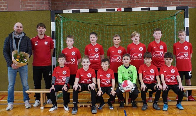 Übergabe des Trikotsatzes durch Herrn Rumpf (Foto: R.Gäbler) Übergabe des Trikotsatzes durch Herrn Rumpf (Foto: R.Gäbler)