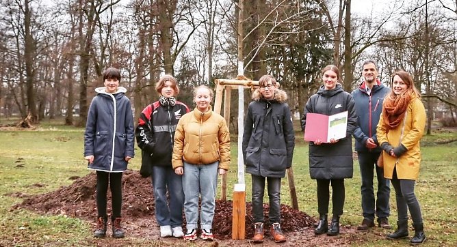 Das Nordhäuser Kinder- und Jugendparlament pflanzte einen Baum (Foto: ©Stadtverwaltung Nordhausen) Das Nordhäuser Kinder- und Jugendparlament pflanzte einen Baum (Foto: ©Stadtverwaltung Nordhausen)