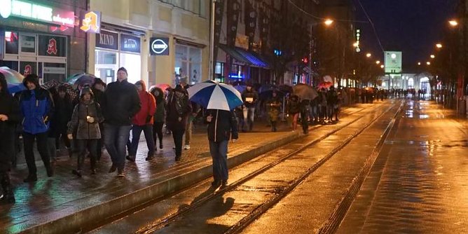 Ann&auml;hend 600 Menschen kamen heute zum Spaziergang (Foto: nnz)