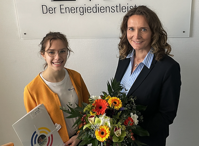 Auszubildende Katrin Gorges und EVN Gesch&auml;ftsf&uuml;hrerin Jana Z&ouml;ller (Foto: EVN)