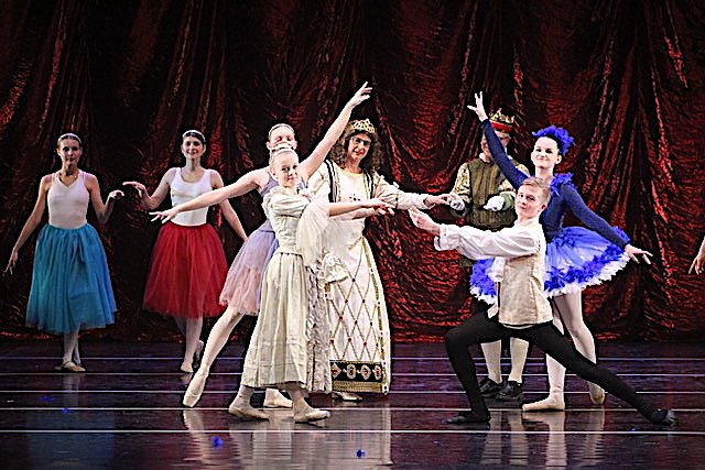 Ballettaufführungen auf der großen Bühne des Theaters (Foto: Tanzschule Radeva) Ballettaufführungen auf der großen Bühne des Theaters (Foto: Tanzschule Radeva)