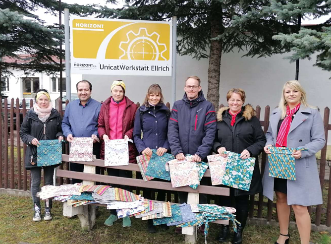 Gruppenleiterin Frau Goutier, die flei&szlig;igen N&auml;herinnen und N&auml;her Herr Radwan und Frau Ursu von der Lehrwerkstatt des Horziont-Vereinsd, Frau Andr&eacute;e vom Deutsch-russischen Netzwerk Aljonka, Herr Erlmeier von der Kita Ida`s Wald- und Wiesenkinder, Frau Klapproth und Frau Dorl von der Kreissparkasse Nordhausen (Foto: F&ouml;rderverein "Ida`s Wald- und Wiesenkinder")