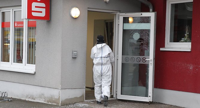 Ermittler untersuchen den Tatort in Hüpstedt (Foto: S.Dietzel) Ermittler untersuchen den Tatort in Hüpstedt (Foto: S.Dietzel)