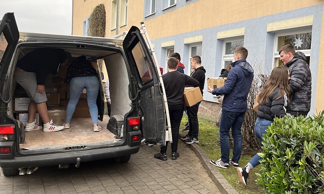 Hilfsaktion in Heringen (Foto: Wiebke Laubner und Carmen Maiwald) Hilfsaktion in Heringen (Foto: Wiebke Laubner und Carmen Maiwald)