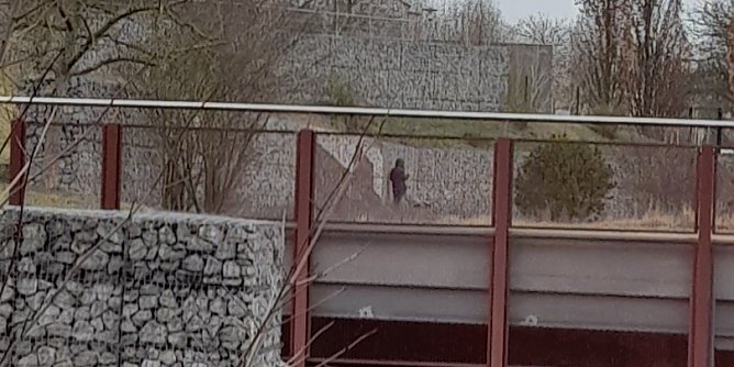 Hier steht der Mann fast jeden Morgen und gestikuliert in Richtung Frauenbergkirche  (Foto: privat)