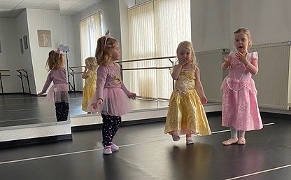 Fasching auch f&uuml;r die kleinsten T&auml;nzerinnen (Foto: Tanzschule Radeva)