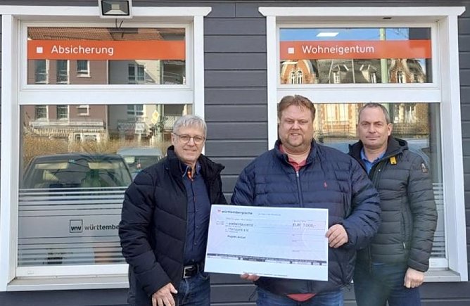 Matthias Brand (Mitte) und Anreas Kulbe (rechts) von der W&uuml;rttembergischen Versicherung &uuml;bergeben einen Scheck an J&ouml;rg Wolf, Chef des Pr&auml;ventionsprojektes AnGeL (Foto: Horizont Verein)