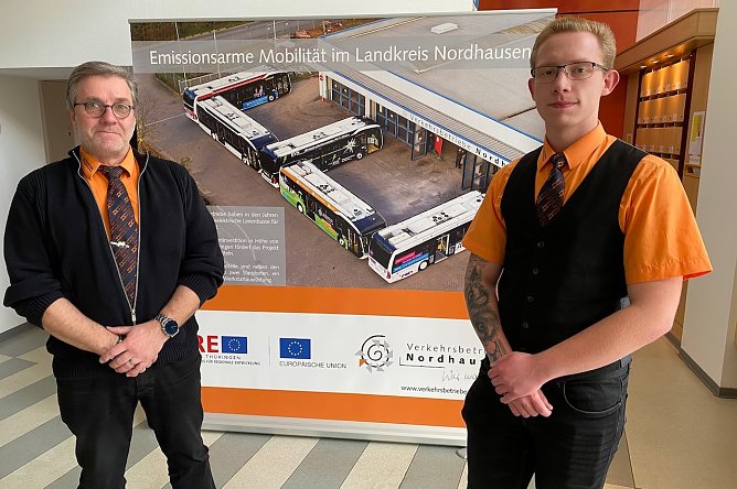 Thomas Botkus (links) gratuliert Sebastian Haun (rechts) zur bestandenen Abschlusspr&uuml;fung (Foto: Marco Bachmann (Stadtwerke Nordhausen))