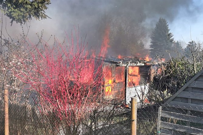 In Nordhausen brannten heute zwei Gartenlauben (Foto: Landespolizeiinspektion Nordhausen)