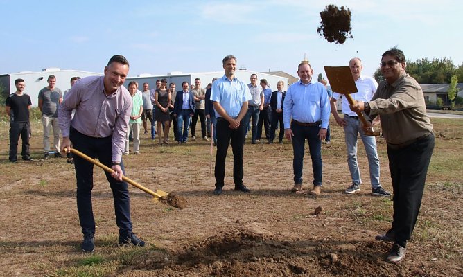 Niels Neu (links) beim Spatenstich f&uuml;r den Ausbaud der AHN-Biotechnologie im September letzten Jahres   (Foto: nnz-Archiv)