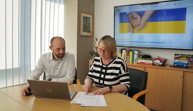 Marcel Kratzing und Inge Klaan besprechen letzte Einzelheiten der neuen Onlineseite, auf der ab Montag Sachspenden unkompliziert gemeldet werden k&ouml;nnen. (Foto: Susanne Schedwill/SWG   )