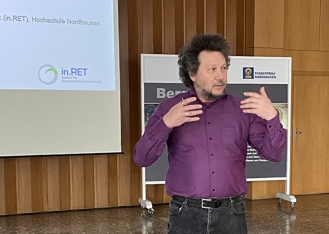 Prof. Dr.-Ing. Viktor Wesselak von der Hochschule Nordhausen bei seinem Vortrag Th&uuml;ringen klimaneutral  (Foto: IHK)