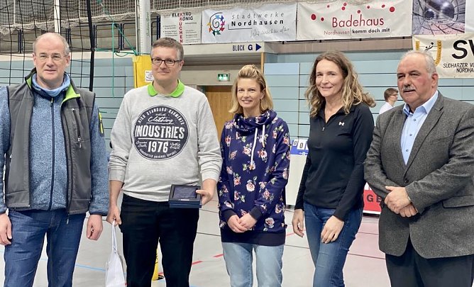 Jens Moldenhawer wird f&uuml;r sein jahrelanges, ehrenamtliches Engagement von Landrat und B&uuml;rgermeisterin geehrt (Foto: D.Rieger)