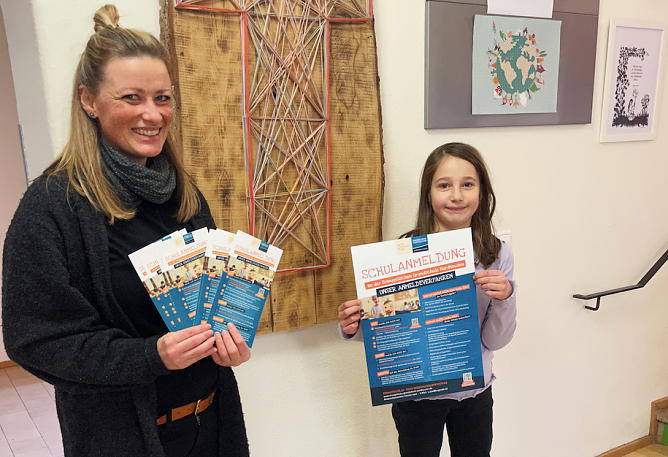  Evangelische Grundschule Nordhausen, Carolin Apel und die Sch&uuml;lerin Paula L. Hilger aus der 2. Klasse pr&auml;sentieren die Flyer und Plakate zur Schulanmeldung  (Foto: Ulrike Bauersfeld)