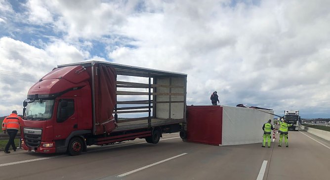 Hänger kippt auf der Autobahn um (Foto: API ) Hänger kippt auf der Autobahn um (Foto: API )