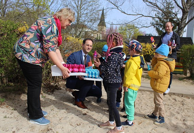 Hier wird noch klassisch gew&auml;hlt: die M&auml;dchen mit rosa, die Jungs mit blauen Schokohasen (Foto: oas)