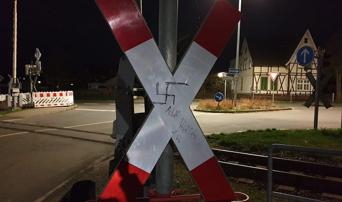 Schmierereien in Ilfeld am Bahn&uuml;bergang (Foto: Polizei)