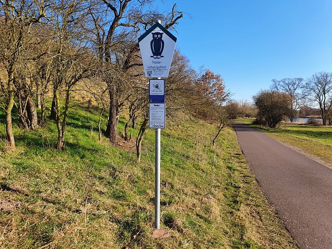 Dieses an einem stabilen Metallpfosten befestigte NSG-Schild kennzeichnet das Naturschutzgebiet Porphyrkuppenlandschaft bei Gimritz n&ouml;rdlich von Halle. Im Landkreis Nordhausen w&auml;ren wahrscheinlich hunderte solcher Schilder notwendig. (Foto: Bodo Schwarzberg)