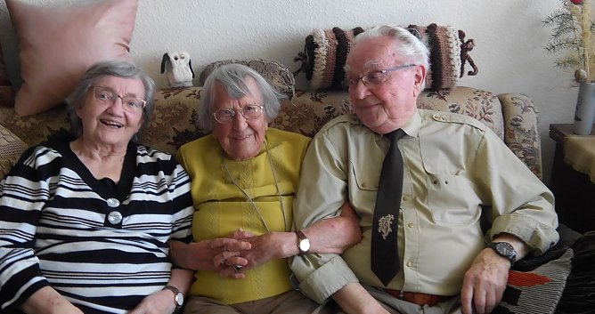 Hella und Lothar Horlbeck nahmen die Jubilarin Ilse Schmitter liebevoll in ihre Mitte, als sie ihre einstige Mitbewohnerin nach langer Zeit wieder  trafen. (Foto: Anton Adlerauge)