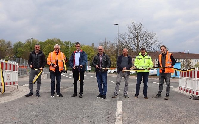 V.l.n.r.: Herr Wagner, Bauamt Stadt Nordhausen, Herr Ostermann, Helmut GBN Granitbau Nordhausen GmbH (bauausf&uuml;hrende Firma), Herr Buchmann, OB Stadt Nordhausen, Herr Brendel Hydro-Ingenieure Nordhausen (Planung Stra&szlig;enbau und Wasserleitung), Herr Stade Wasserverband Nordhausen, Herr Penzler Wasserverband Nordhausen, Herr Ostermann, Stephan GBN Granitbau Nordhausen GmbH (bauausf&uuml;hrende Firma) (Foto: Stadtverwaltung Nordhausen)
