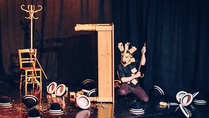 Janus und seine H&uuml;te stehen im Mittelpunkt des ersten Gastspiels der Saison (Foto: Zappelini)