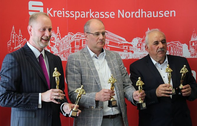 Drei f&uuml;r den Sport (v.l.): Sebastian Gr&auml;ser von der Kreissparkasse, Landrat Matthias Jendricke und Werner H&uuml;tcher (Foto: agl)
