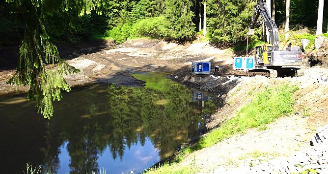 er Waldbrandbek&auml;mpfung nicht selten ein Problem  Th&uuml;ringenForst sanierte mit Finanzmitteln des Landes in den letzten Jahren Dutzende Feuerl&ouml;schteiche � wie hier der Werrateich im Forstamt Sch&ouml;nbrunn. L&ouml;schwasser in ausreichender Menge war bei d (Foto: Th&uuml;ringenForst)