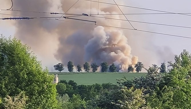 Rauchs&auml;ulen heute Abend bei Ausbruch des Brandes (Foto: nnz)